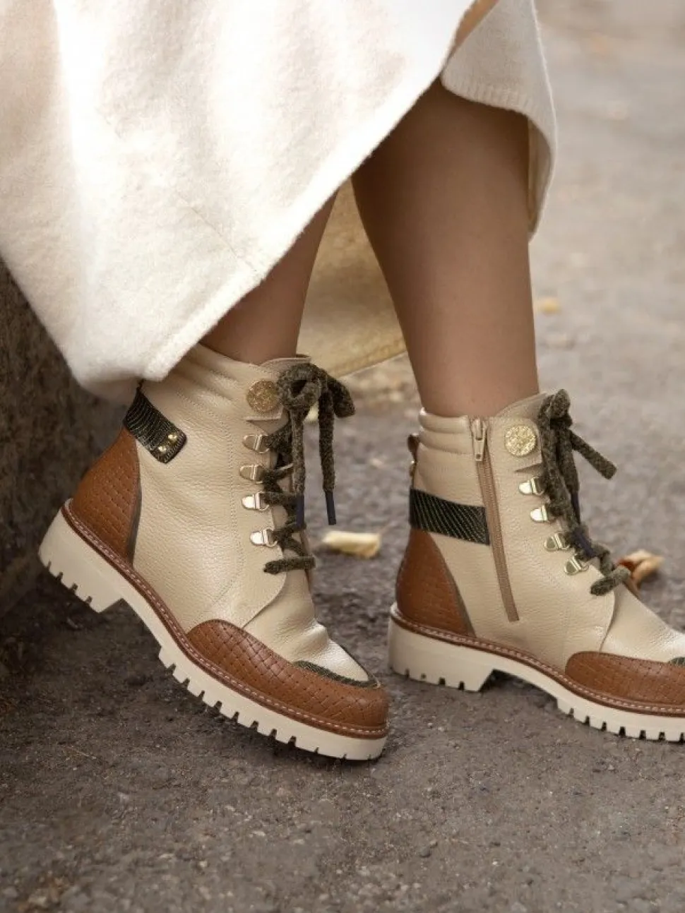 Bota Bege Estilo Militar Feminina Raquel 07