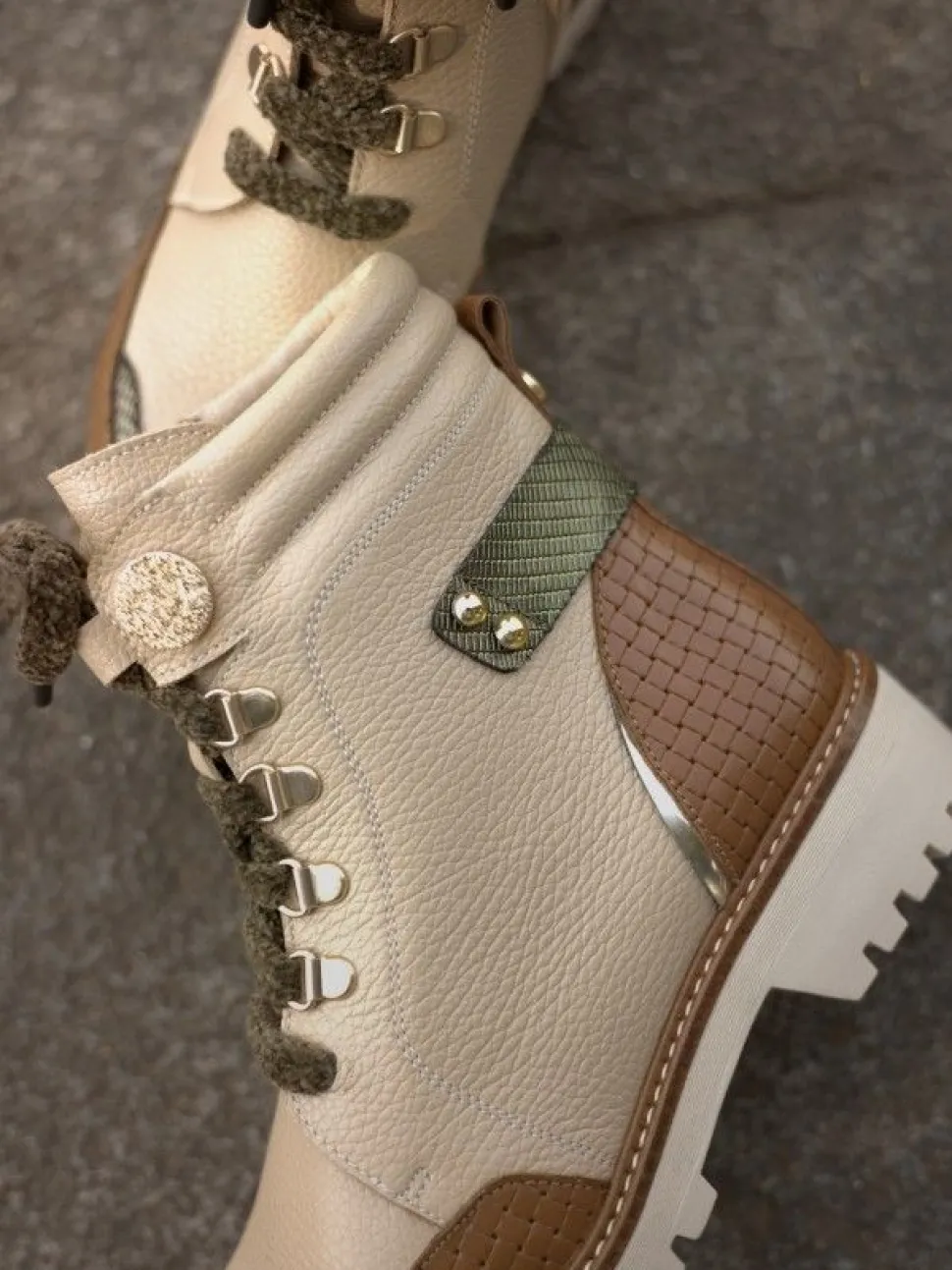 Bota Bege Estilo Militar Feminina Raquel 07