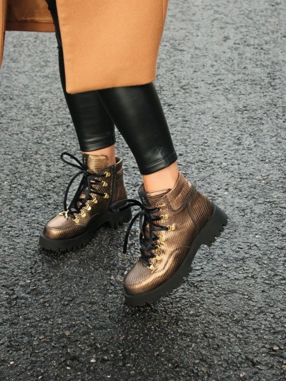 Bota Castanha Com Atacadores Para Mulher Nicole 06