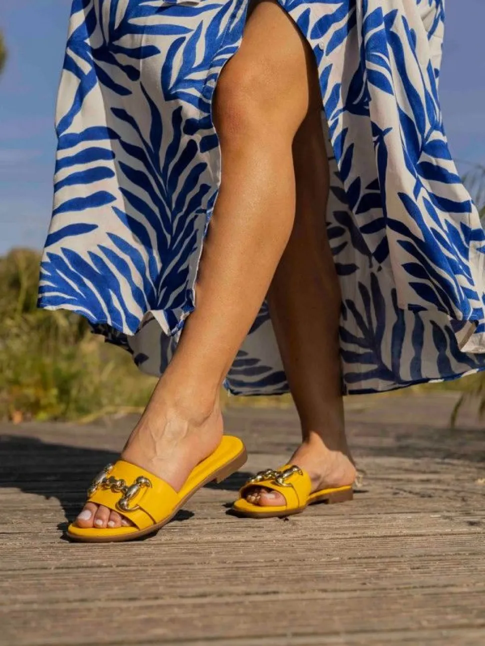 Chinelo Amarelo Raso Para Mulher Luca 09