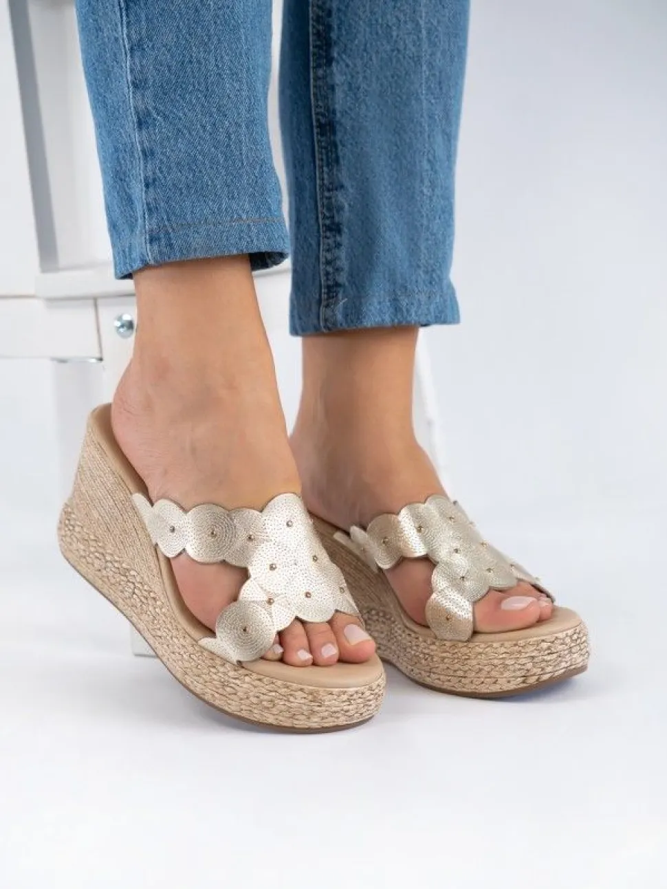 Chinelo Dourado De Cunha Alta Para Mulher Paula 01