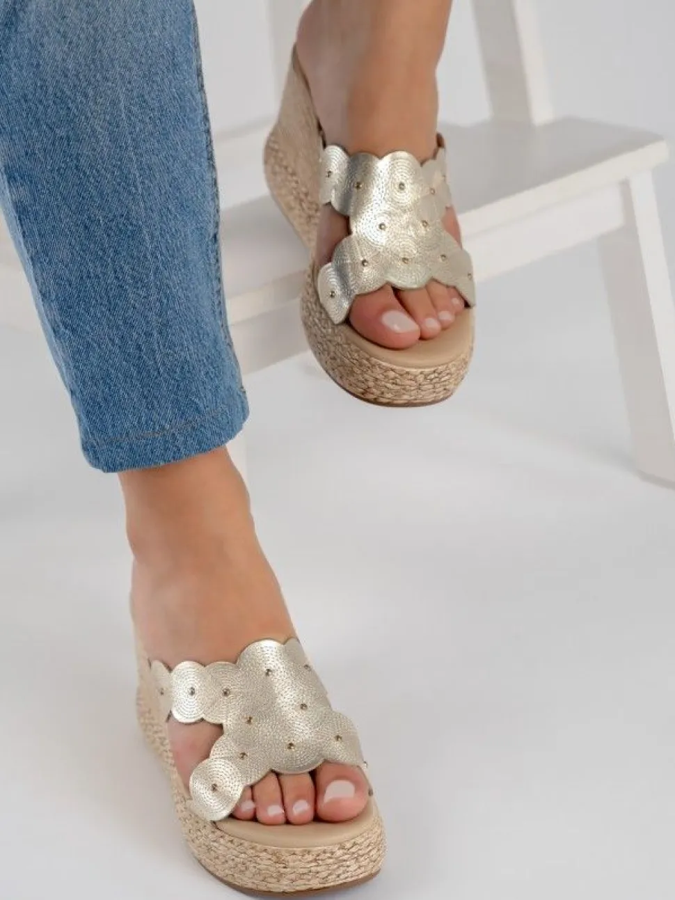 Chinelo Dourado De Cunha Alta Para Mulher Paula 01