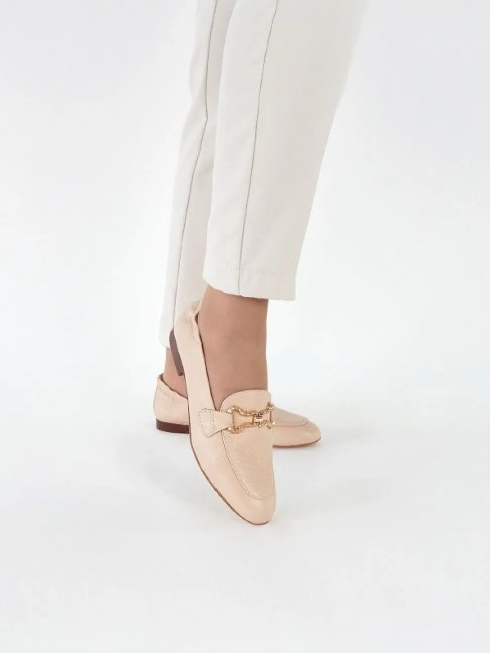 Mocassim Nude Com Salto Raso Para Mulher Dina 27