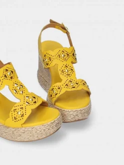 Sandalia Amarelas De Cunha Alta Para Mulher Paula 02