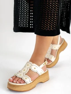 Sandalia Branca Com Cunha Baixa Lucia 02