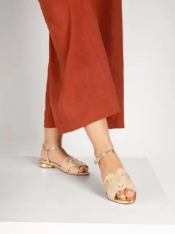 Sandalia Salto Raso Dourada Para Mulher Cassia 06