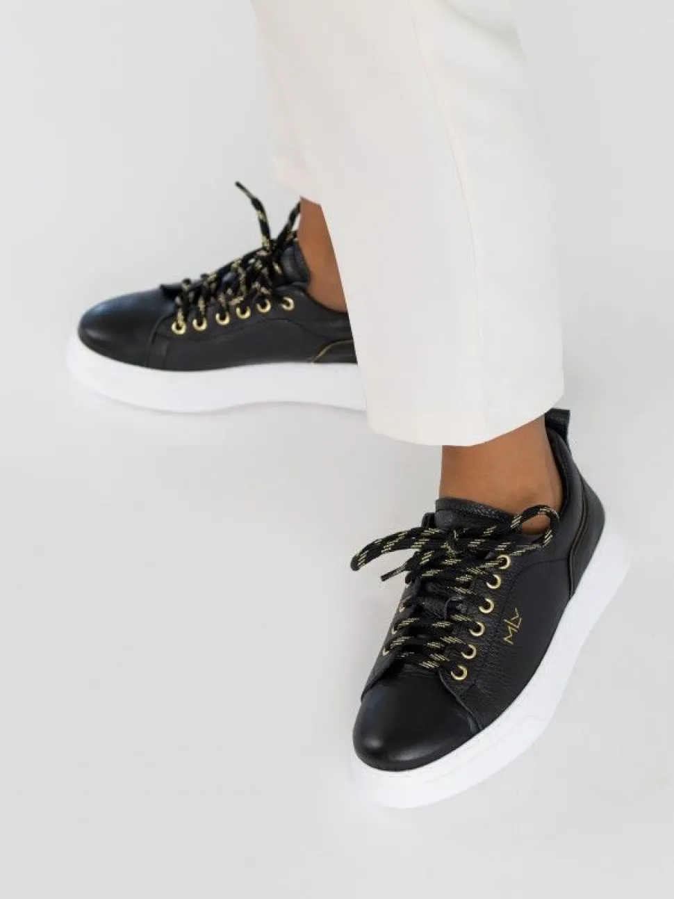 Sapatilha Em Pele Preta Anita 02