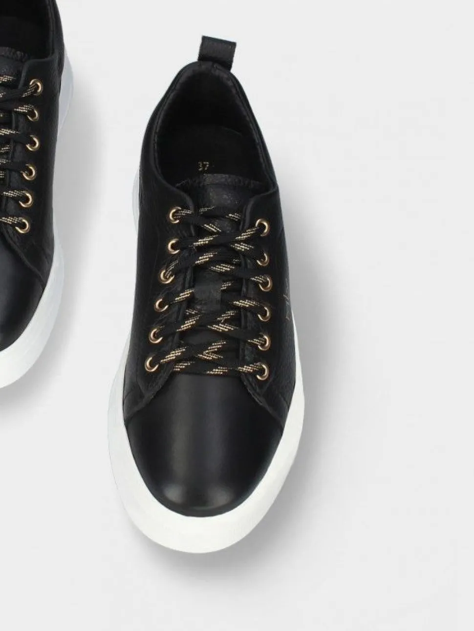 Sapatilha Em Pele Preta Anita 02