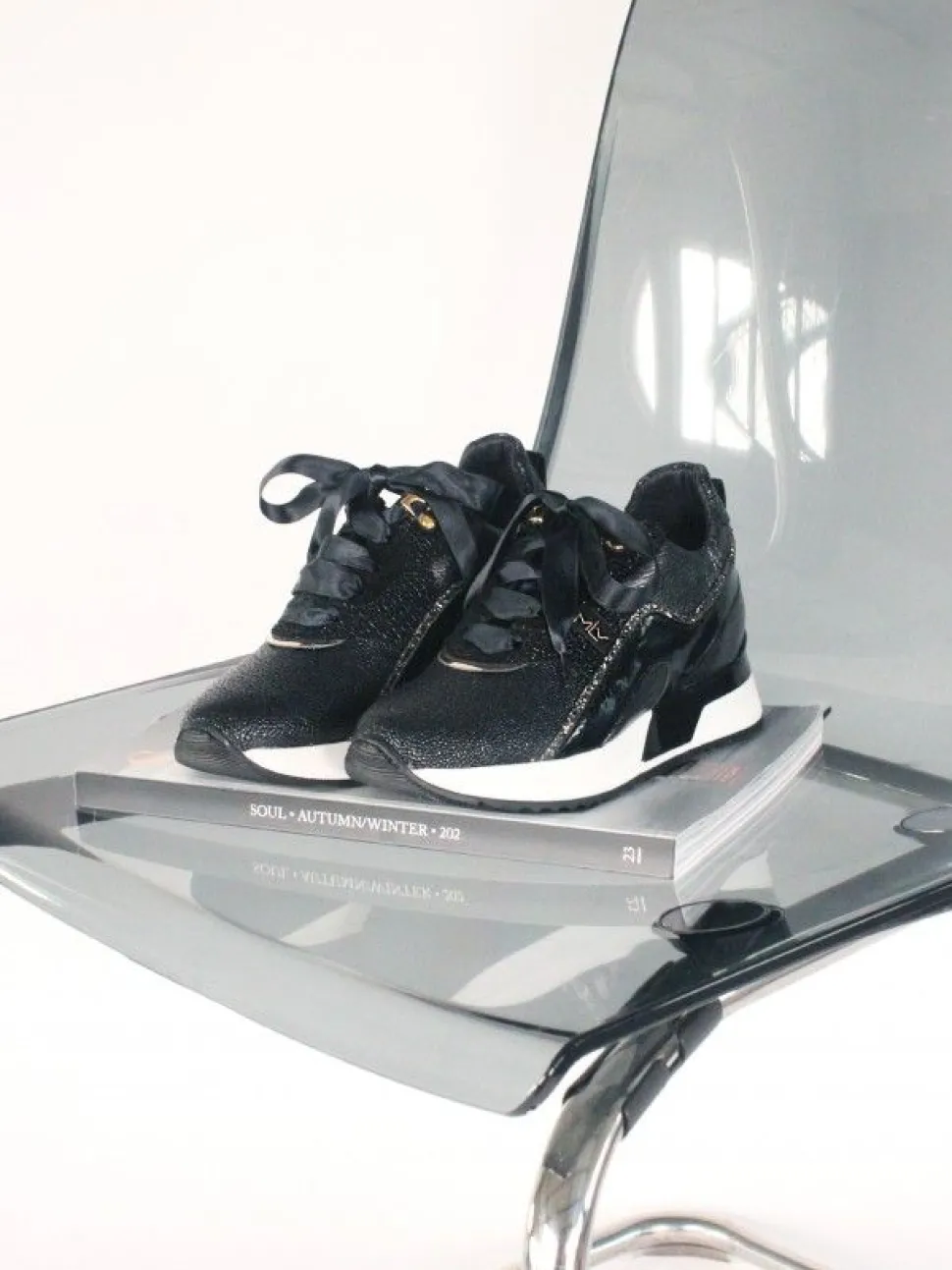 Sapatilha Preta Com Cunha Interior Para Mulher Aurora 02